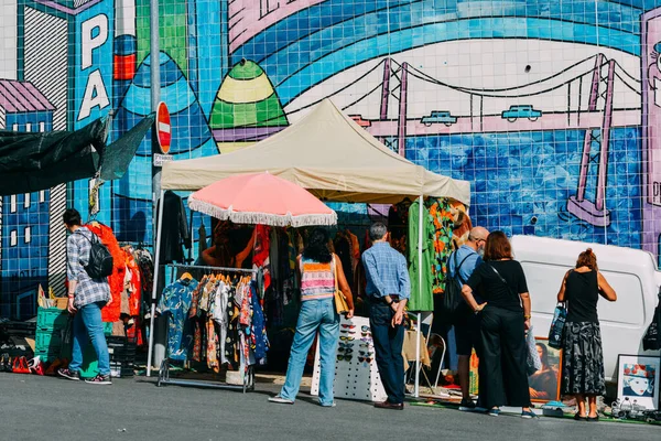 Lisboa Portugal Outubro 2022 Turistas Caminhando Fazendo Compras Mercado Pulgas — Fotografia de Stock