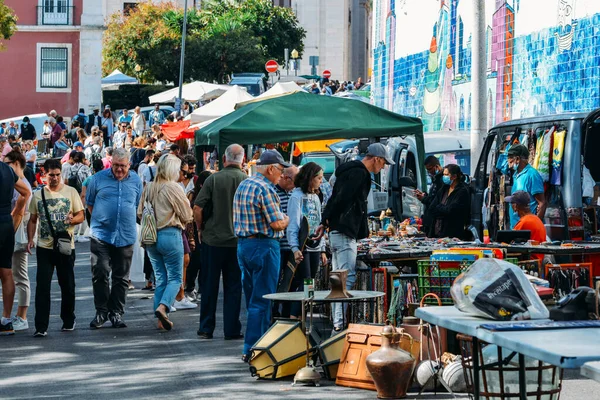 Lisboa Portugal Outubro 2022 Turistas Caminhando Fazendo Compras Mercado Pulgas — Fotografia de Stock
