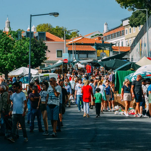 Lisboa Portugal Outubro 2022 Turistas Caminhando Fazendo Compras Mercado Pulgas — Fotografia de Stock