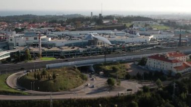 Cascais, Portekiz - 11 Ekim 2022: CascaiShopping Center 'ın havadan görünüşü, yaklaşık 200 mağazası olan modern bir merkez, yemek seçenekleri ve 3D filmlerle dolu.