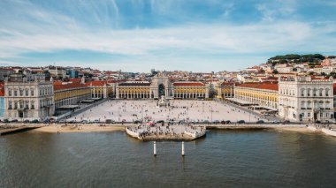 Lizbon, Portekiz 'deki Praca do Comercio' daki yayaların hava görüntüsü