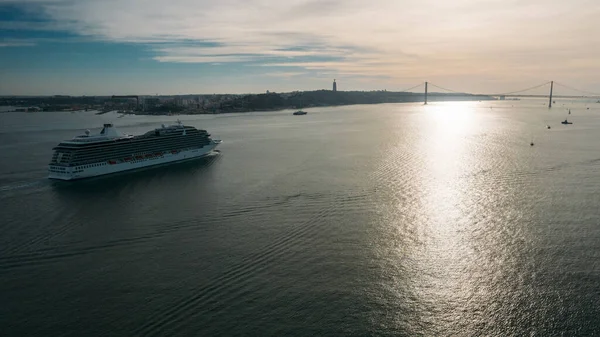 Store Luksuscruise Tagus Elva Med April Brua Bakgrunnen Lisboa Portugal – stockfoto