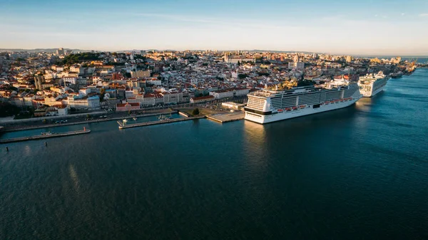 Sett Fra Luftfartøy Fra Stort Cruiseskip Fortøyd Lisboa Havn Portugal – stockfoto