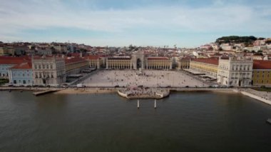 Lizbon, Portekiz 'deki Praca do Comercio' daki yayaların havadan görünüşü ve Rua Augusta arka planda.