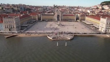 Lizbon, Portekiz 'deki Praca do Comercio' da yayaların havada aşırı hızlanması ve Rua Augusta 'nın uzak planda olması.