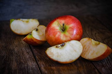 Elmalar pişirilir, bir güneş ışınının vurduğu ahşap mutfak masasında dilimlenir..