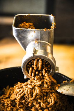 Kıyma makinesi kullanarak tavuk ezmesi pişirmek. Köyde ev yemeği..