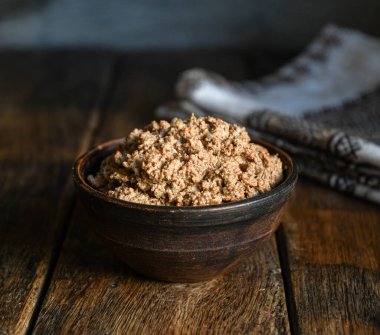 Tahta bir masada seramik kasede tavuk ezmesi. Köyde ev yemeği..