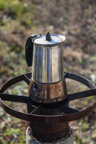 Vaření Kávy Zahradě Gejzíru Kávovaru Kamnech Dřevo Krásný Podzimní Den — Stock fotografie
