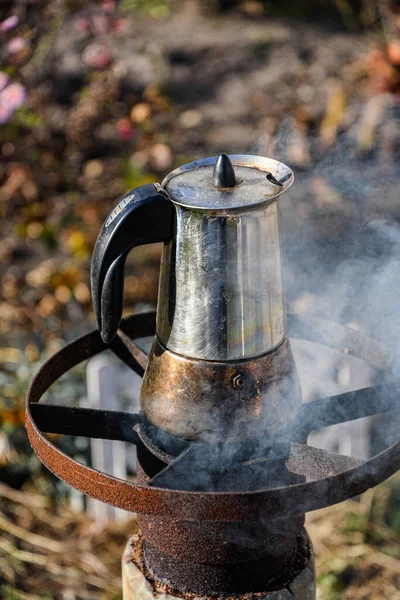 Koffie Zetten Tuin Een Geiser Koffiezetapparaat Een Houtkachel Een Prachtige — Stockfoto