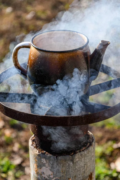 Kookwater Een Ketel Buiten Een Houtkachel Moeilijke Tijden Hoe Overleven — Stockfoto