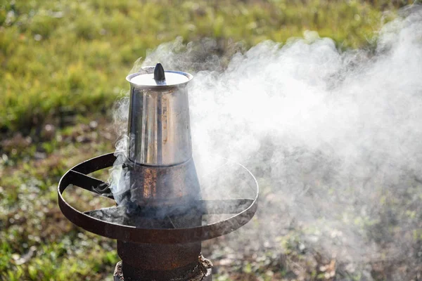 Vaření Kávy Zahradě Gejzíru Kávovaru Kamnech Dřevo Krásný Podzimní Den — Stock fotografie