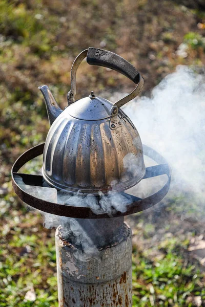 Een Metalen Ketel Met Water Staat Houtkachel Tuin Het Water — Stockfoto