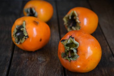 Bir hurma ahşap mutfak masasında yatıyor..