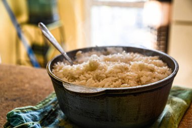 Mutfakta taze pilav, metal bir tencerede, tencerede..