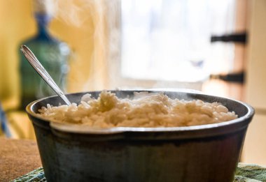 Mutfakta taze pilav, metal bir tencerede, tencerede..