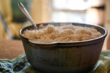 Mutfakta taze pilav, metal bir tencerede, tencerede..