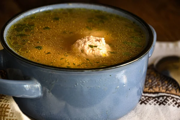 Hemlagad Soppa Med Köttbullar Keramikskål Med Kökspanna Ett Köksbord Bröd — Stockfoto