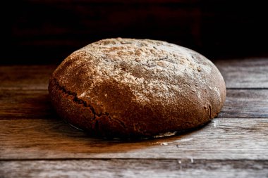 Ahşap bir masada kaba undan yapılmış çavdar ekmeği..