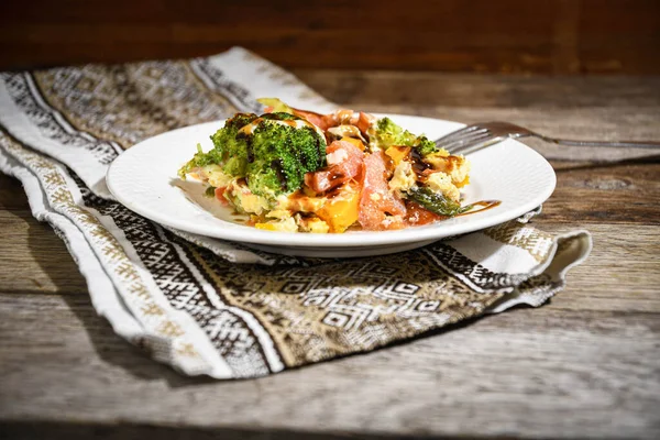 Πιάτα Σολομός Λαχανικά Λευκό Πιάτο Πετσέτα Κουζίνας Ξύλινο Τραπέζι Σπιτικό — Φωτογραφία Αρχείου