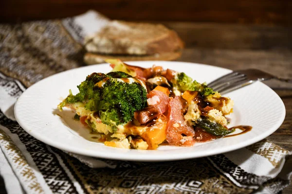 木製のダイニングテーブルのキッチンナプキンの白いプレート上の野菜とサーモン 家庭料理 — ストック写真