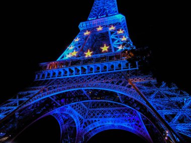 Gece Eyfel Kulesi. Paris mi? Fransa.