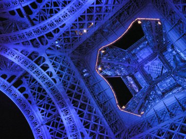 Gece Eyfel Kulesi. Paris mi? Fransa.