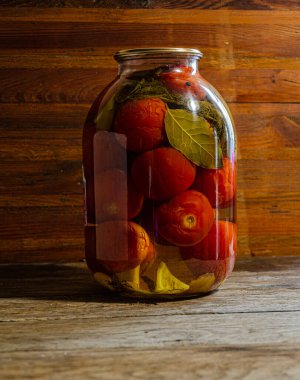 Üç litrelik kavanozda domates turşusu. Ev yapımı ürünler ve turşular.