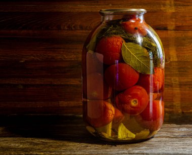 Üç litrelik kavanozda domates turşusu. Ev yapımı ürünler ve turşular.