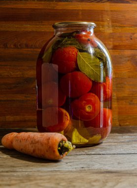 Üç litrelik kavanozda domates turşusu. Ev yapımı ürünler ve turşular.