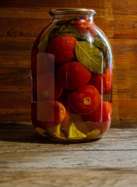Üç litrelik kavanozda domates turşusu. Ev yapımı ürünler ve turşular.