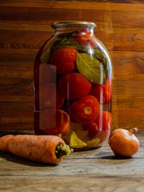 Üç litrelik kavanozda domates turşusu. Ev yapımı ürünler ve turşular.