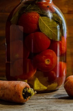 Üç litrelik kavanozda domates turşusu. Ev yapımı ürünler ve turşular.