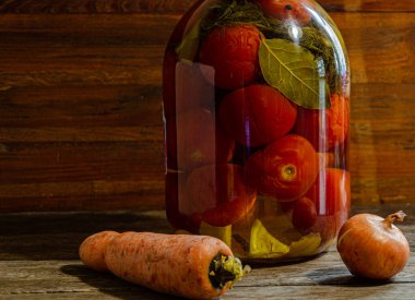 Üç litrelik kavanozda domates turşusu. Ev yapımı ürünler ve turşular.