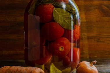 Üç litrelik kavanozda domates turşusu. Ev yapımı ürünler ve turşular.