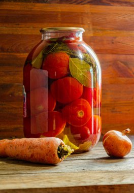 Üç litrelik kavanozda domates turşusu. Ev yapımı ürünler ve turşular.
