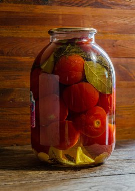 Üç litrelik kavanozda domates turşusu. Ev yapımı ürünler ve turşular.
