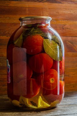 Üç litrelik kavanozda domates turşusu. Ev yapımı ürünler ve turşular.