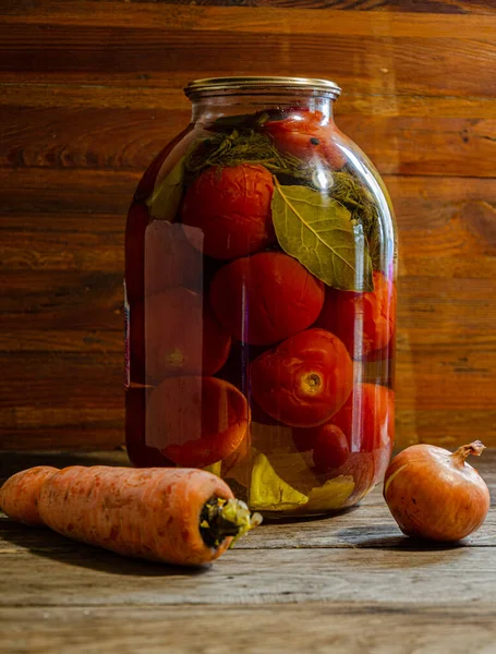 Üç litrelik kavanozda domates turşusu. Ev yapımı ürünler ve turşular.