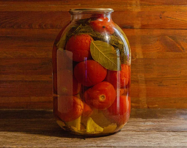 Üç litrelik kavanozda domates turşusu. Ev yapımı ürünler ve turşular.