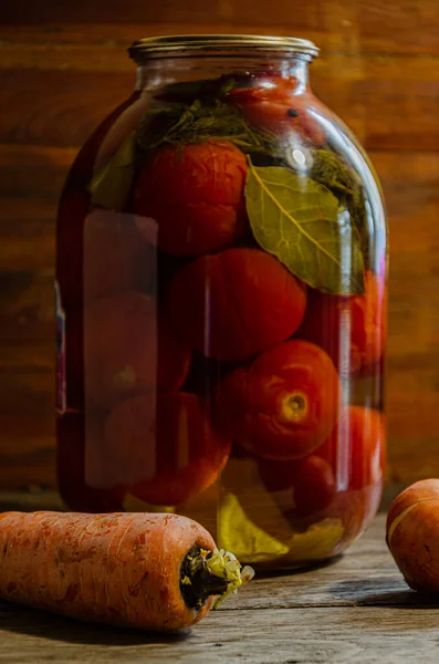 在3升的罐子里挑出来的西红柿 自制产品和泡菜 — 图库照片