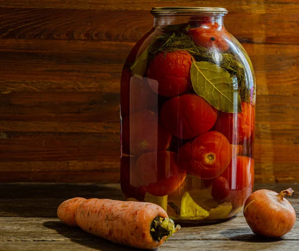 在3升的罐子里挑出来的西红柿 自制产品和泡菜 — 图库照片