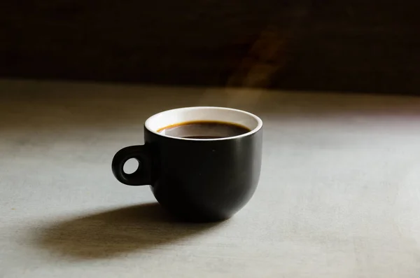Hot Espresso Dalam Cangkir Hitam Dengan Latar Belakang Abu Abu — Stok Foto