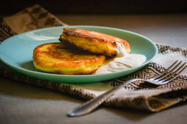 Mutfak masasında ekşi kremalı ev yapımı peynirli kekler..