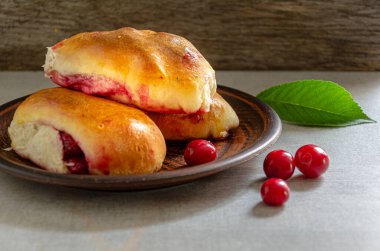 Kil tabakta kirazlı ev yapımı turtalar. Ev yapımı pişirme..