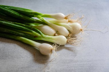 Mutfak masasında taze taze taze soğanlar. Bahçeden ev yapımı ürünler..