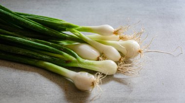 Mutfak masasında taze taze taze soğanlar. Bahçeden ev yapımı ürünler..