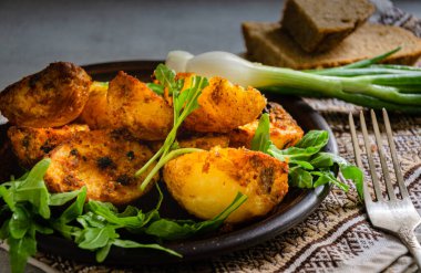 Kil tabakta ve mutfak peçetesinde 