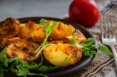 Kil tabakta ve mutfak peçetesinde 