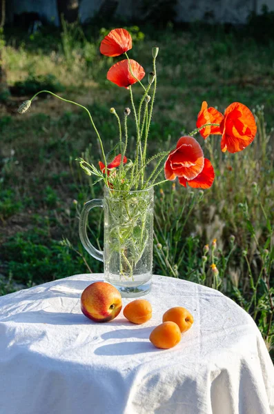 Hermosa Naturaleza Muerta Verano Ramo Flores Silvestres Albaricoque Mantel Blanco — Foto de Stock